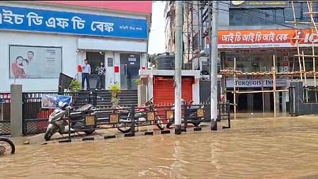 गुवाहाटी में बारिश का कहर: जलभराव से जनजीवन ठप, स्कूल बंद; असम के मंत्री ने की सतर्कता की अपील