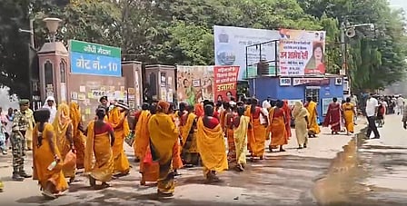 पटना में विपक्ष के खिलाफ महिलाओं ने निकाला आक्रोश मार्च, कहा-देश की आधी आबादी का किया अपमान