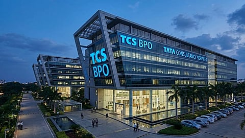 महिला के अनुसार, शाहरुख कुरैशी और रजा मेमन जैसे टीम लीडर्स ने उसे लंबे समय तक परेशान किया। शिकायत में कहा गया है कि रजा मेमन बिना किसी काम के ट्रेनिंग रूम में आता था और भद्दे कमेंट्स करता था। पीड़िता ने आरोप लगाया कि उसे कई बार गलत तरीके से छुआ गया और उसे प्लेयर जैसे आपत्तिजनक उपनामों से संबोधित किया जाता था। महिला का कहना है कि जब उसने विरोध किया, तो उसे करियर खराब करने की धमकी दी गई।