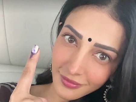 तमिलनाडु विधानसभा चुनाव 2026: पिता कमल हासन संग मतदान करने पहुंचीं श्रुति हासन, पूछा- “क्या आपने वोट डाला?”