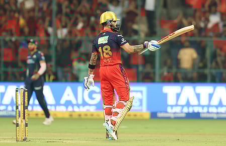 सुदर्शन के शतक पर भारी पड़ी कोहली की दमदार पारी, आरसीबी ने जीटी को 5 विकेट से हराया