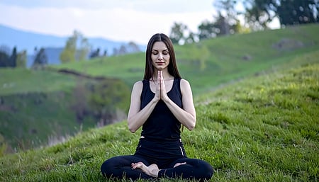 हृदय और फेफड़ों को मजबूत बनाने में मददगार है अंजलि मुद्रा, जानिए कैसे करती है शरीर पर असर