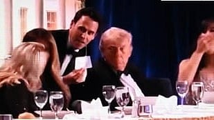 अमेरिका के राष्ट्रपति डोनाल्ड ट्रंप ने कहा कि व्हाइट हाउस कॉरेस्पोंडेंट्स एसोसिएशन के डिनर के पास गोलियां चलने के बाद, एक बंदूकधारी को सीक्रेट सर्विस एजेंटों ने तुरंत काबू में कर लिया।