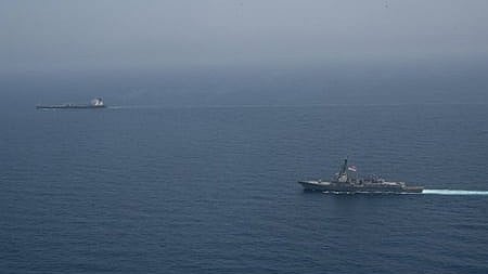 अमेरिका की सेना लगातार ईरान पर लगाए गए प्रतिबंधों को लागू कर रही है और ईरानी बंदरगाहों पर आने-जाने वाले जहाजों को रोकने की कार्रवाई जारी है। 