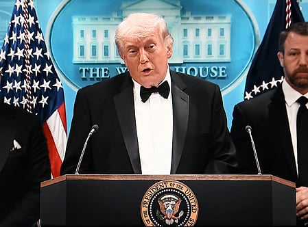 ट्रंप अकेले नहीं बल्कि हमलों से बच कर निकलने वाले ऐसे अमेरिकी राष्ट्राध्यक्षों का इतिहास लंबा रहा है। एक दो नहीं बल्कि इस देश के कुल चार राष्ट्रपति ऐसे रहे हैं जो हमलों का शिकार नहीं हुए।  