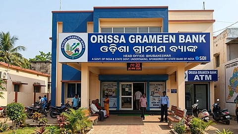 मामला क्योंझर जिले के डियानाली गांव का है। यहाँ रहने वाला जीतू मुंडा, जो एक गरीब आदिवासी समुदाय से ताल्लुक रखता है, अपनी बड़ी बहन कलारा मुंडा के बैंक खाते से पैसे निकालने के लिए महीनों से संघर्ष कर रहा था। 