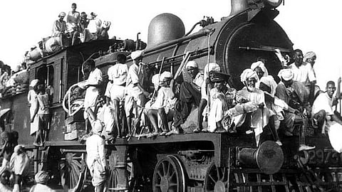 पलायन करते लोग 