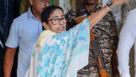 बंगाल चुनाव: ममता बनर्जी ने केंद्रीय बलों पर मतदाताओं को परेशान करने का लगाया आरोप