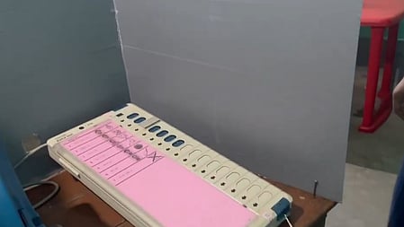 बंगाल चुनाव: फाल्टा में वोटिंग के बीच ईवीएम से छेड़छाड़, भाजपा का आरोप- ब्लॉक किया गया पार्टी का बटन