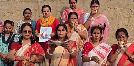 पश्चिम बंगाल में भाजपा की जीत के लिए वाराणसी के गंगा घाट पर महिलाओं ने की विशेष पूजा