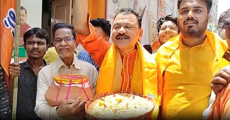 पश्चिम बंगाल में शहर-शहर भाजपा कार्यकर्ताओं का जश्न, कोलकाता में बांटी गईं कमला भोग और झाल मुड़ी