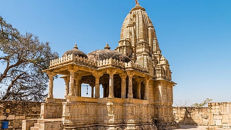 इंडो-आर्यन स्थापत्य शैली में बना 16वीं शताब्दी का अद्भुत मंदिर, जहां दिखती है श्रीकृष्ण-मीरा के दिव्य प्रेम की झलक