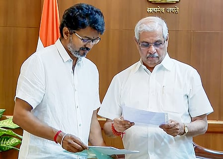 तमिलनाडु सरकार गठन पर फंसा पेंच, राष्ट्रपति शासन की अटकलें तेज