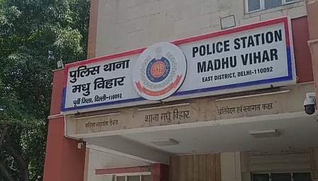मधु विहार पुलिस ने झपटमारी गिरोह का भंडाफोड़ किया, चार गिरफ्तार; दो मोबाइल और मोटरसाइकिल बरामद
