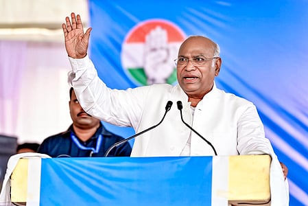 कच्चा तेल सस्ता फिर भी ईंधन महंगा क्यों? कांग्रेस अध्यक्ष खड़गे ने केंद्र सरकार पर साधा निशाना
