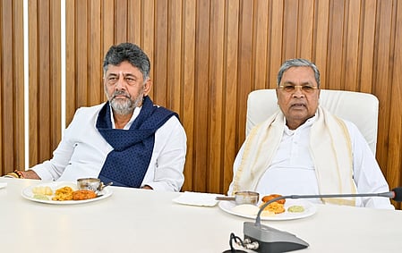 कर्नाटक: नेतृत्व बदलाव की आहट के बीच डीके शिवकुमार ने छुए सिद्धारमैया के पैर, ब्रेकफास्ट मीटिंग में एक-दूसरे को गले लगाया