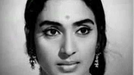 सिनेमा जगत की ‘सुजाता’ : मां की फिल्म से शुरू हुआ अभिनय का सफर, तो 16 साल की उम्र में बनीं