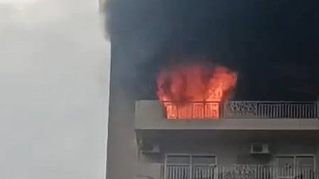 नोएडा में दो जगहों पर आग का कहर, सेक्टर-52 और 74 में मची अफरा-तफरी
