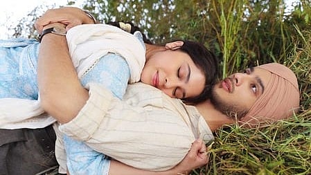 आज के दौर में जहां ज्यादातर प्रेम कहानियां बड़े-बड़े रोमांटिक पलों और दिखावे पर आधारित होती हैं, वहीं फिल्म 'मैं वापस आऊंगा' एक अलग रास्ता चुनती है। 