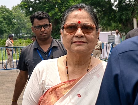 तीन पन्नों पर तृणमूल के 19 सांसदों के हस्ताक्षर सामने आए, लोकसभा में नए गुट के गठन को लेकर भ्रम की स्थिति