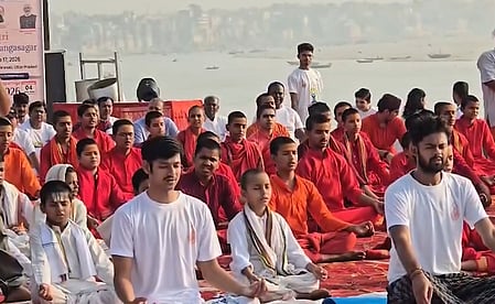 गंगोत्री से गंगासागर तक योग यात्रा, काशी में लोगों ने एक साथ किया योगाभ्यास