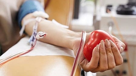 पश्चिम बंगाल: अनियमितता के आरोपों में 11 ब्लड बैंक पर कार्रवाई, राज्य भर में कैंप आयोजित करने पर रोक
