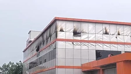 ग्रेटर नोएडा: इलेक्ट्रॉनिक चिप बनाने वाली कंपनी में भीषण आग, दीवार गिरने से दो फायर कर्मियों की दर्दनाक मौत