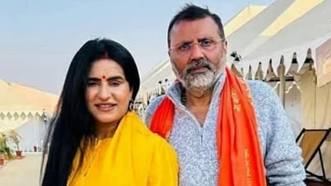इस तस्वीर में बीजेपी सांसद Nishikant dubey और उनकी पत्नी Anamika Gautam हैं 