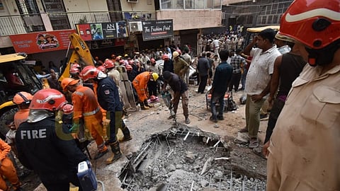 दक्षिण दिल्ली के सत्य निकेतन में एक इमारत ढह गई।