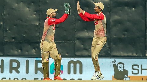 इस तस्वीर में tamil nadu premier league के दो  खिलाडी हैं 