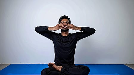 मन अशांत और नींद से परेशान हैं? भ्रामरी प्राणायाम है रामबाण, जानें करने का सही तरीका
