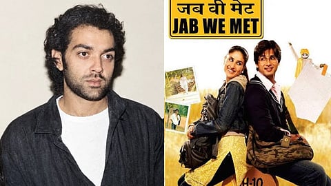 इस तस्वीर में बॉबी देओल और बॉलीवुड फिल्म जब वी मेट के लीड एक्टर, शाहिद कपूर और करीना कपूर है. 