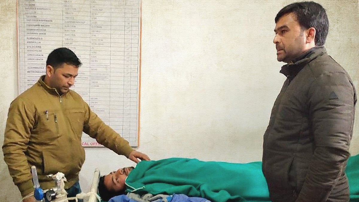 Fayaz Ahmad Lolu and Mudasir Qadri with Junaid Rafiq in the hospital.