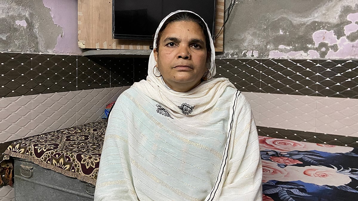 मोहम्मद आरिफ की मां परवीन बृजपुरी में अपने घर पर.
