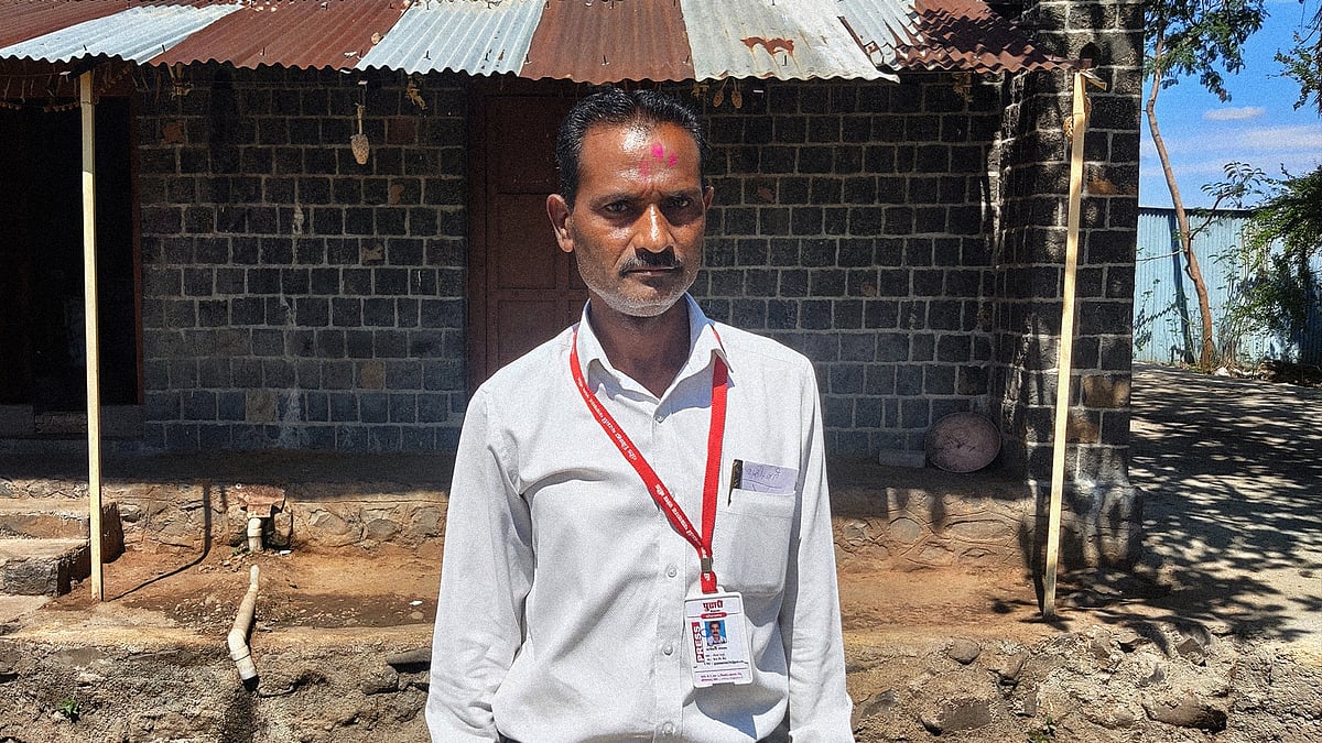 Gautam Bachute works for the Marathi daily Pudhari. He gets a 16 percent commission per ad. 