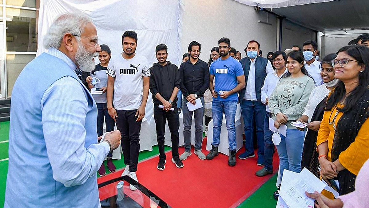 Over 20 students were part of the interaction at the airport in Varanasi.