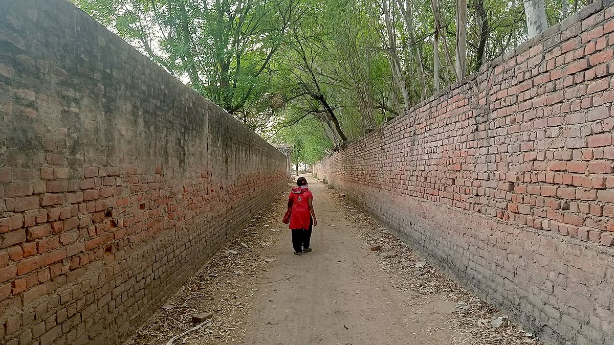 राजाराम की सबसे बड़ी बेटी उस फार्महाउस की ओर जाने वाली गली में जहां उनके पिता की हत्या कर दी गयी थी.