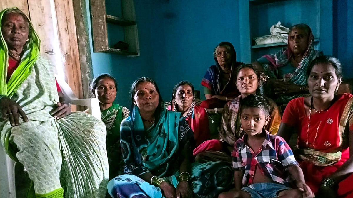 हिंगोली में महिला किसान 28 फरवरी के सरकारी प्रस्ताव पर चर्चा के लिए बैठक कर रही हैं.