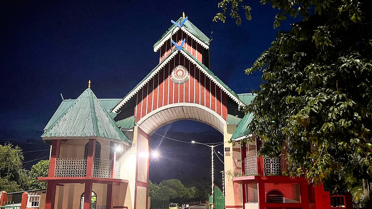 3-4 मई की रात को एक भीड़ ने विश्वविद्यालय में घुस गई.