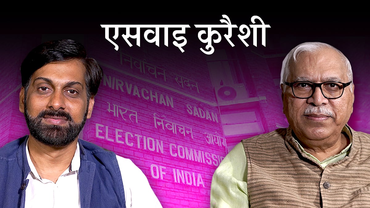 न्यूज़लॉन्ड्री के मैनेजिंग एडिटर अतुल चौरसिया और पूर्व मुख्य चुनाव आयुक्त एसवाइ कुरैशी (पीछे निर्वाचन आयोग भवन) 