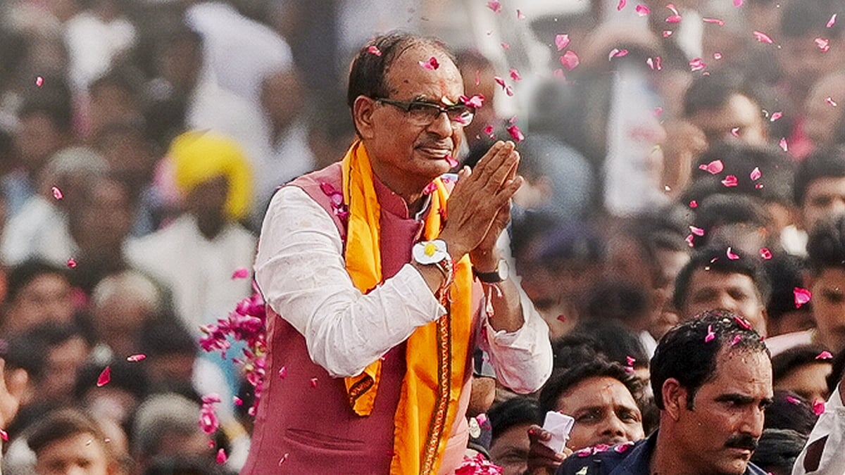 जनसभा का अभिवादन करते शिवराज सिंह चौहान