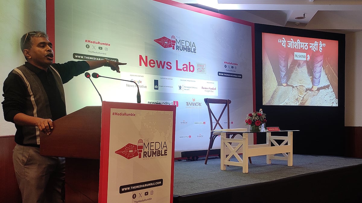 वर्कशॉप के दौरान हृदयेश जोशी