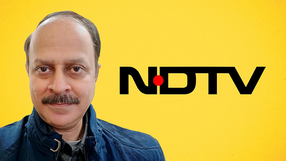 इस्तीफा देने वाले संपादक सुनील सैनी की तस्वीर और एनडीटीवी का लोगो