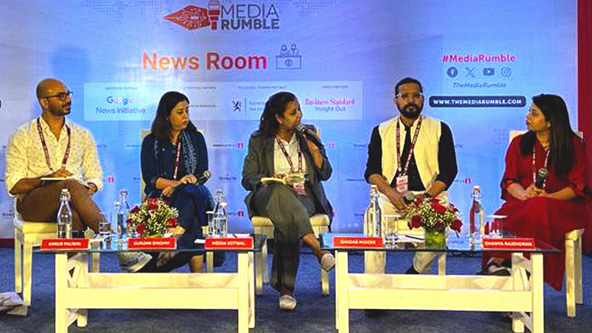 मीडिया में विविधता सत्र के दौरान चर्चा करते धन्या राजेंद्रन, शादाब मोइजी, मीना कोटवाल, अंकुर पालीवार और गुंजन सिंघवी 