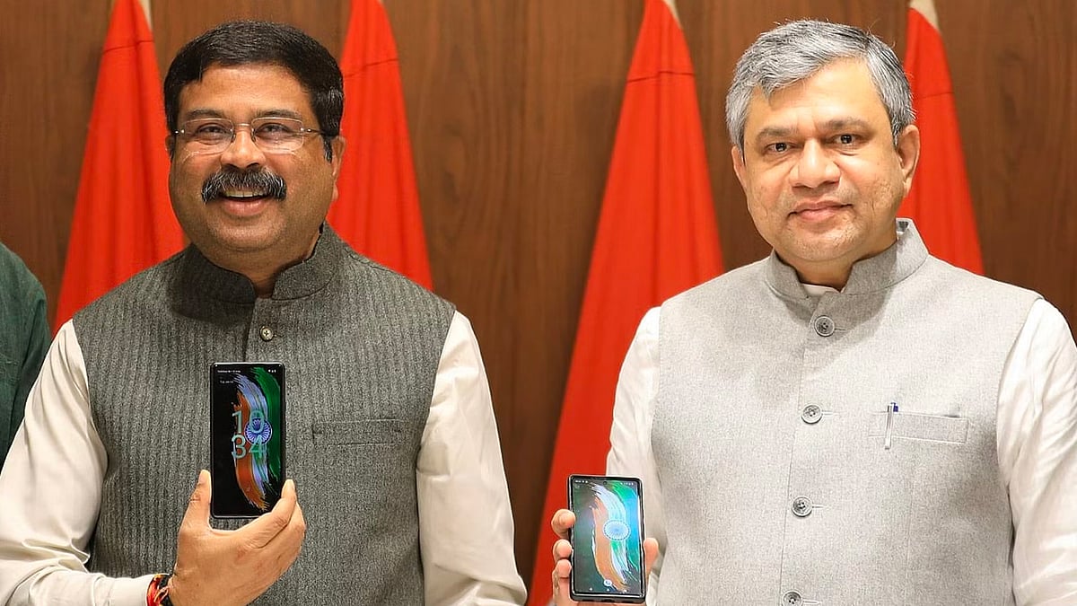 Union ministers Dharmendra Pradhan and Ashwini Vaishnaw with BharOS phones. 