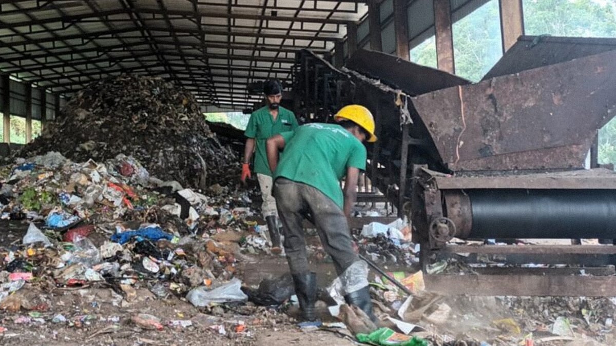 कोडईकनाल शहर के सीरादुमकनाल में मौजूद लैंडफिल साइट के पास बने आरडीएफ प्लांट में काम करते मजदूर.