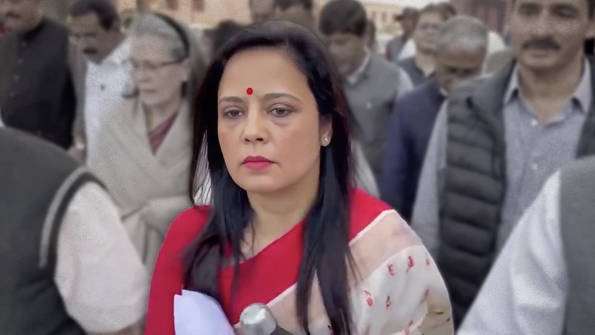 निष्कासन के बाद संसद के बाह महुआ मोइत्रा.