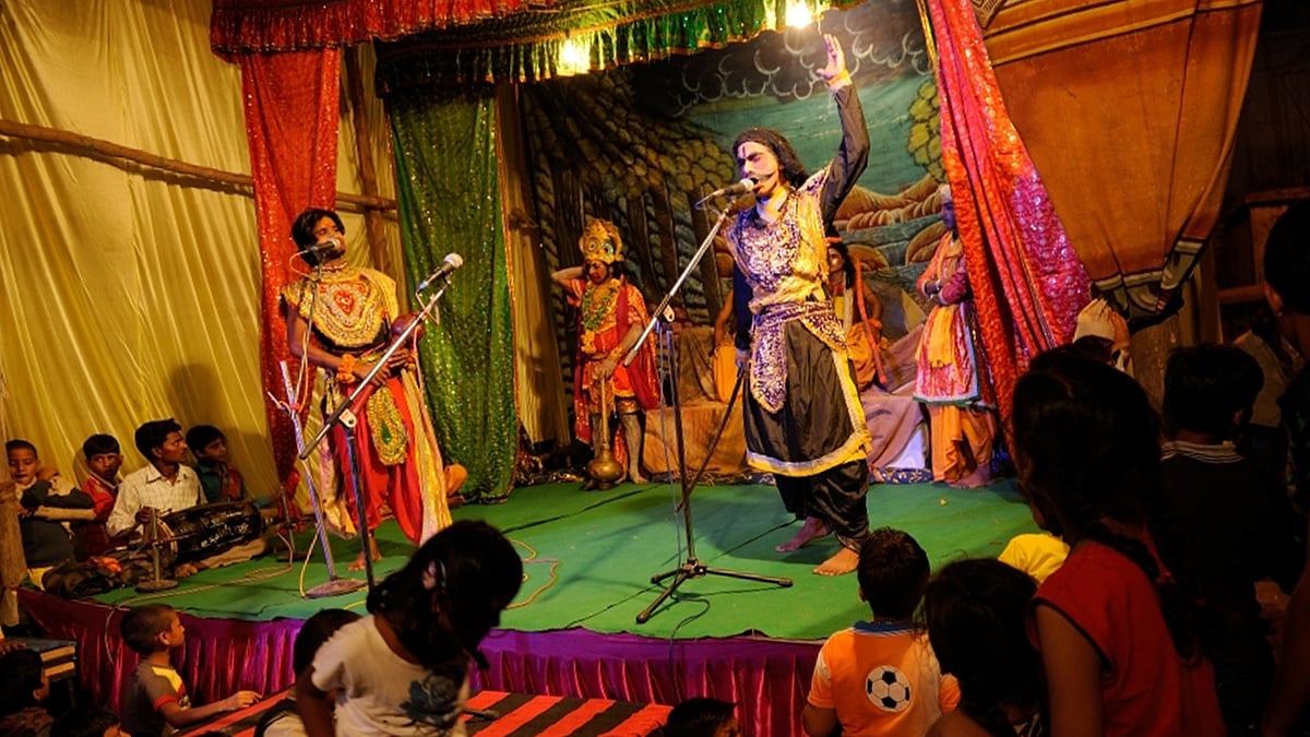 A scene from a Ramkatha performance.