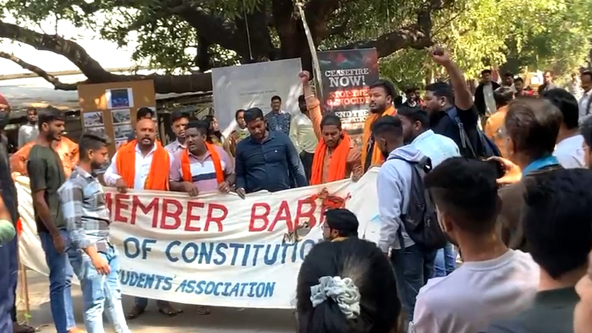 भीड़ द्वारा बैनर जलाने से पहले की तस्वीर 