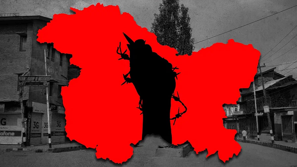 जम्मू और कश्मीर के मानचित्र का चित्रण और कांटेदार तारों में लिपटे एक हाथ का छायाचित्र, जिसने एक कलम पकड़ी हुई है.